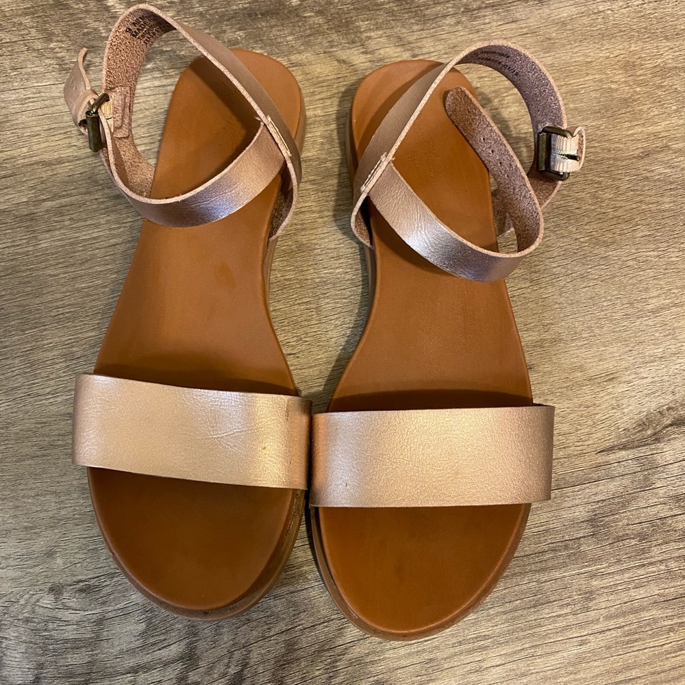 Universal threads sandals